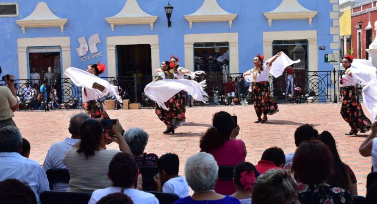 Celebran A Maestros Con Bailes Folcloricos Punto Medio celebran a maestros con bailes