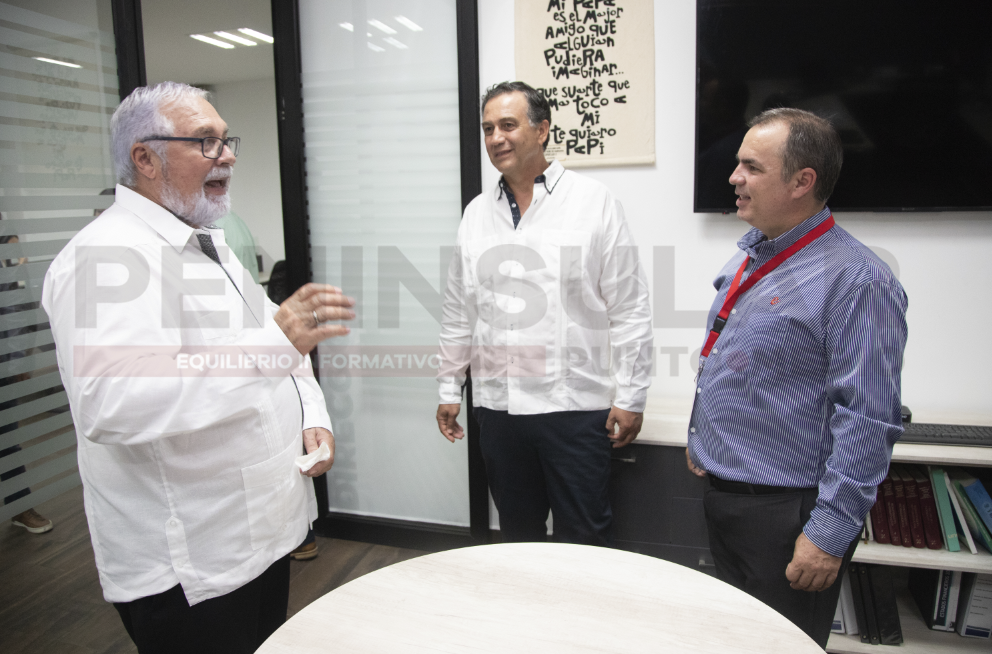 Alfredo Castellanos Zoreda hablando con Carlos Rivas Dávila y Alfredo Castellanos Ríos