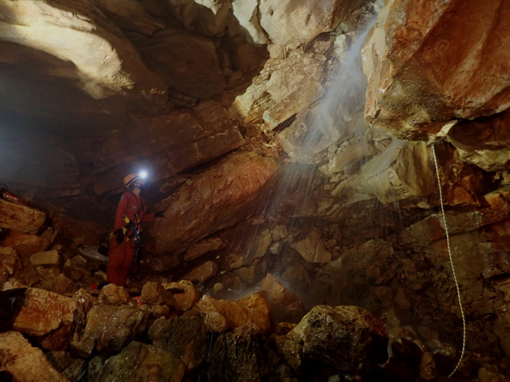 Descubren cascada en una caverna debajo de la iglesia de Santa Elena 